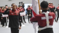Pelari Agus Prayogo melakukan hormat bendera dalam upacara pengukuhan kontingen tim Indonesia untuk Sea Games Vietnam di Jakarta.