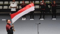 Chef de Mission (CdM) Kontingen Indonesia Ferry J Kono mengibarkan bendera merah putih saat upacara pengukuhan kontingen tim Indonesia untuk Sea Games Vietnam di Jakarta, Minggu (8/5/2022).