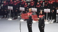 Pelari Agus Prayogo (kiri) dan Karateka Ceyco Georgia Zefanya (kanan) membacakan sumpah atlet saat upacara pengukuhan kontingen tim Indonesia untuk Sea Games Vietnam di Jakarta, Minggu (8/5/2022).