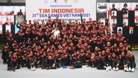 Menpora Zainudin Amali (tengah) berfoto bersama atlet dan official tim Indonesia untuk Sea Games Vietnam usai upacara pengukuhan kontingen di Jakarta, Minggu (8/5/2022).