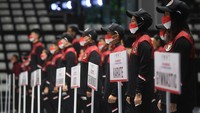 Sejumlah atlet mengikuti upacara pengukuhan kontingen tim Indonesia untuk Sea Games Vietnam di Jakarta, Minggu (8/5/2022).