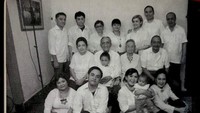 Rosihan Anwar merupakan tokoh pers Indonesia. Dia pernah bekerja di surat kabar Asia Raya (1943—1945), yang kemudian berganti nama menjadi Merdeka (1945—1946). Bahkan, ia juga pernah menjadi koresponden media internasional seperti majalah Mingguan Asia hingga The Straits Times. Ia juga dikenal sebagai pendiri harian Pedoman pada 1948 dan Ketua Dewan Kehormatan PWI Pusat (1983—1988). (Momen Rosihan Anwar foto bersama keluarga/Dok. Istimewa)