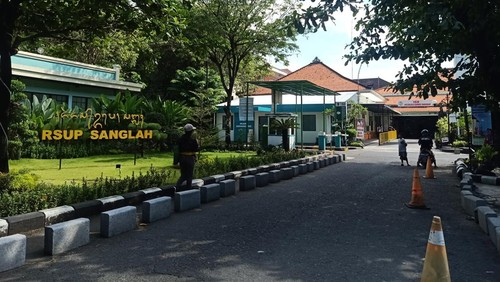 Suasana di area masuk RSUP Sanglah Denpasar pada Minggu (8/5/2022)