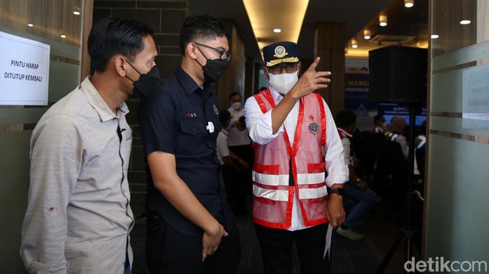 Saat Menhub Budi Karya Tinjau Arus Balik Lebaran di Tol Japek Menteri Perhubungan Budi Karya Sumadi megunjungi Gerbang Tol Cikampek Utama. Kedatangannya untuk meninjau arus balik lebaran 2022 di Tol Jakarta-Cikampek.