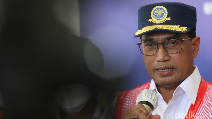 Saat Menhub Budi Karya Tinjau Arus Balik Lebaran di Tol Japek Menteri Perhubungan Budi Karya Sumadi megunjungi Gerbang Tol Cikampek Utama. Kedatangannya untuk meninjau arus balik lebaran 2022 di Tol Jakarta-Cikampek.