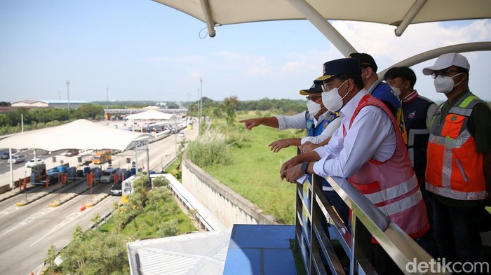Saat Menhub Budi Karya Tinjau Arus Balik Lebaran di Tol Japek Menteri Perhubungan Budi Karya Sumadi megunjungi Gerbang Tol Cikampek Utama. Kedatangannya untuk meninjau arus balik lebaran 2022 di Tol Jakarta-Cikampek.