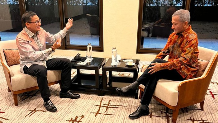 Menteri Pariwisata dan Ekonomi Kreatif RI, Sandiaga Salahuddin Uno bertemu dengan Menteri Luar Negeri Singapura Vivian Balakrishnan, Minggu (8/5/2022) malam.