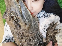 8 Potret Viral Wanita yang Pelihara 6 Buaya di Rumah, Nggak Ada Takut-takutnya