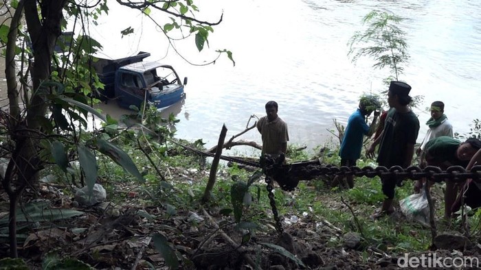 Sebuah truk yang mengangkut 5.000 batu bata di Polman terjun ke sungai.