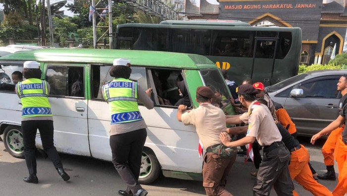 Sejumlah polwan Polres Bogor membantu warga dorong mobil mogok di kawasan Puncak, Cisarua, Bogor, Minggu (8/5/2022). (dok. Istimewa)