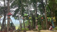 Setiba di lokasi, kalian tidak perlu risau untuk parkir kendaraan, penyelenggara telah menyediakan areal parkir sangat luas lagi teduh karena terlindung oleh dedaunan pohon hutan