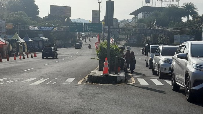 Kondisi lalu lintas di Simpang Gadog, Puncak, Bogor, Jawa Barat, Minggu (8/5/2022).