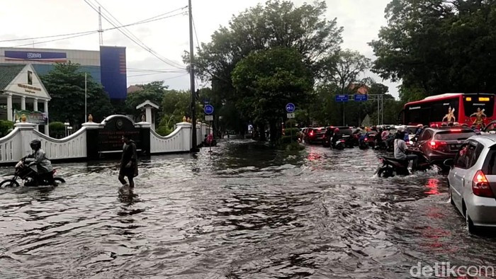 Simpang Jalan Soepomo ke Jalan Slamet Riyadi yang tergenang air, Minggu (8/5/2022).