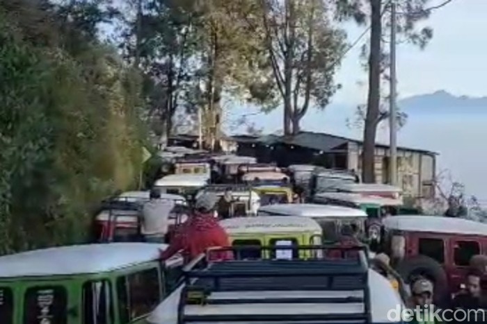 Situasi antrean hardtop di jalur Penanjakan Wisata Gunung Bromo