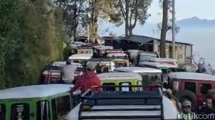 Situasi antrean hardtop di jalur Penanjakan Wisata Gunung Bromo