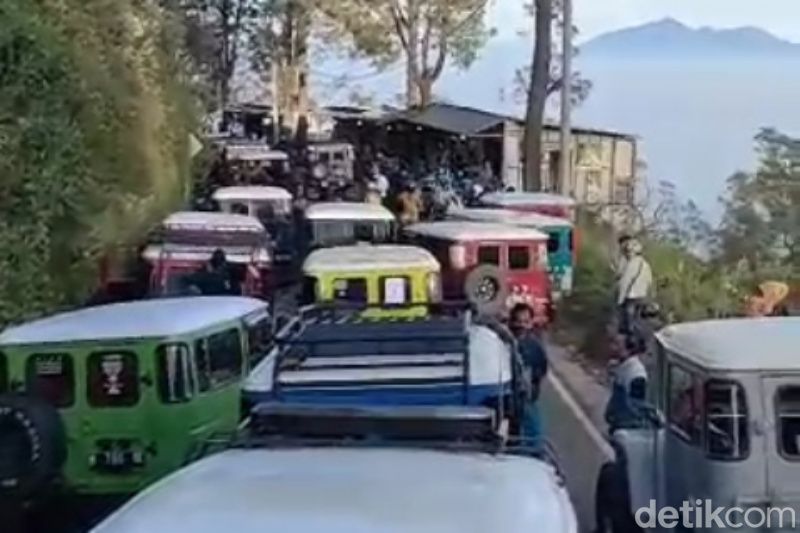 Situasi antrean hardtop di jalur Penanjakan Wisata Gunung Bromo