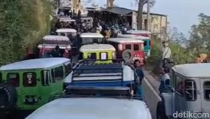 Situasi antrean hardtop di jalur Penanjakan Wisata Gunung Bromo