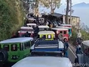 Pengunjung Penanjakan Bromo Penuh saat Lebaran, Pelaku Wisata Berbuka Puasa