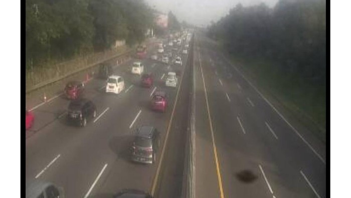 Situasi lalu lintas Km 60 Tol Japek (CCTV Travoy)