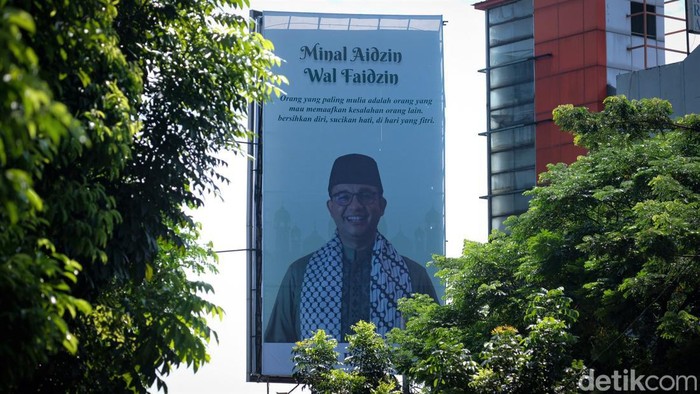 Spanduk ucapan selamat Idul Fitri yang dihiasi wajah Gubernur Jakarta Anies Baswedan terlihat di salah satu jalan kawasan Tangerang Selatan. Ini penampakannya.