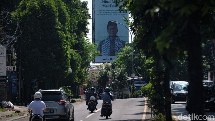 Spanduk ucapan selamat Idul Fitri yang dihiasi wajah Gubernur Jakarta Anies Baswedan terlihat di salah satu jalan kawasan Tangerang Selatan. Ini penampakannya.