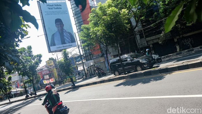 Spanduk ucapan selamat Idul Fitri yang dihiasi wajah Gubernur Jakarta Anies Baswedan terlihat di salah satu jalan kawasan Tangerang Selatan. Ini penampakannya.
