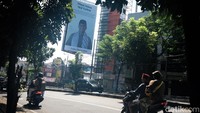 Baliho ucapan selamat Idul Fitri dengan foto Anies Baswedan mejeng di Jalan Ir H Juanda, Ciputat, Tangerang Selatan, Banten, Minggu (8/5/2022).