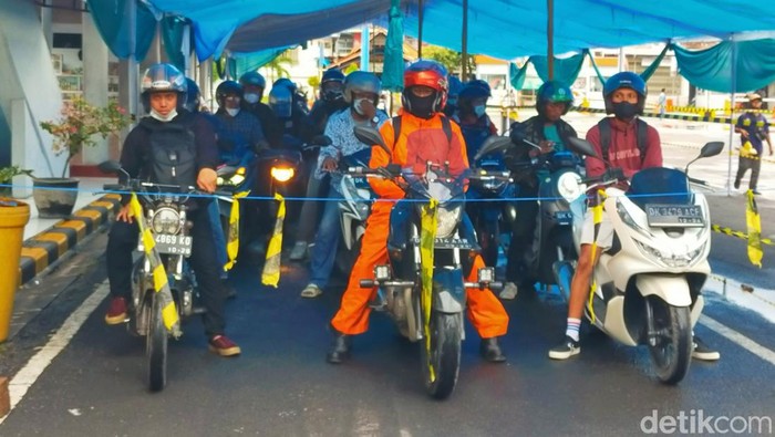 Suasana arus balik lebaran 2022 di pelabuhan ASDP Ketapang, Banyuwangi padat lancar.