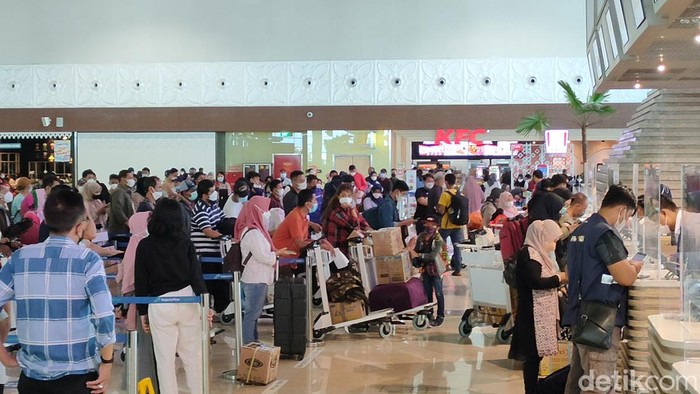 Suasana arus balik Lebaran di Bandara YIA Kulon Progo, Minggu (8/5/2022). Hari ini diprediksi menjadi puncak arus balik Lebaran 2022 di Bandara YIA. Tercatat ada sekitar 12 ribu penumpang hari ini. Jumlah ini memecahkan rekor jumlah penumpang yang dilayani pihak bandara selama beroperasi.