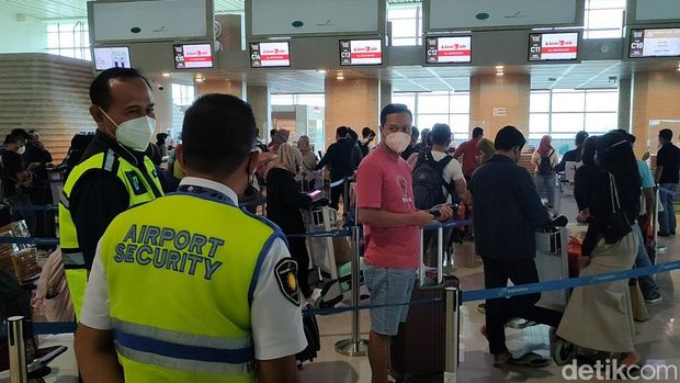 Suasana arus balik Lebaran di Bandara YIA Kulon Progo, Minggu (8/5/2022). Hari ini diprediksi menjadi puncak arus balik Lebaran 2022 di Bandara YIA. Tercatat ada sekitar 12 ribu penumpang hari ini. Jumlah ini memecahkan rekor jumlah penumpang yang dilayani pihak bandara selama beroperasi.