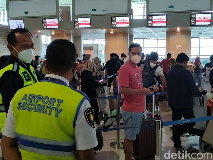 Suasana arus balik Lebaran di Bandara YIA Kulon Progo, Minggu (8/5/2022). Hari ini diprediksi menjadi puncak arus balik Lebaran 2022 di Bandara YIA. Tercatat ada sekitar 12 ribu penumpang hari ini. Jumlah ini memecahkan rekor jumlah penumpang yang dilayani pihak bandara selama beroperasi.