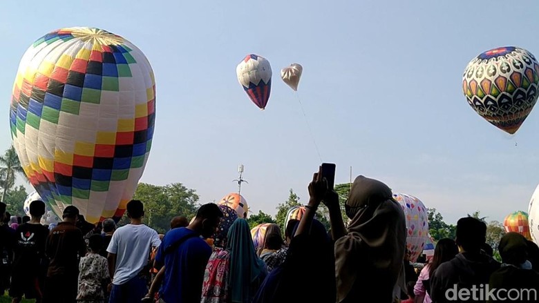 Suasana Ballon Attraction 2022 yang diikuti 32 komunitas balon di Lapangan Mataram, Kota Pekalongan, Minggu (8/5/2022).