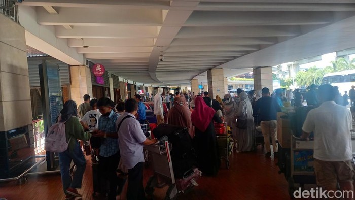 Suasana Bandara Soetta, Tangerang, ramai penumpang, Minggu (8/5/2022). (Foto: Khairul Maarif/detikcom)