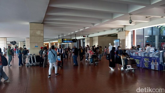 Suasana Bandara Soetta, Tangerang, ramai penumpang, Minggu (8/5/2022). (Foto: Khairul Maarif/detikcom)