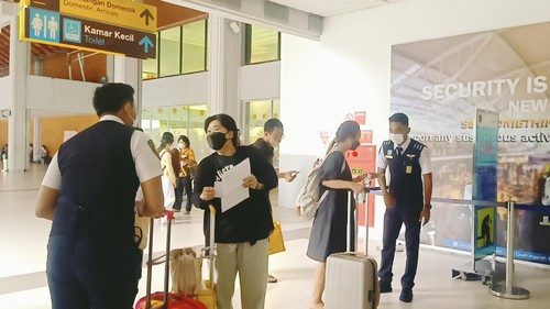 Suasana di area terminal keberangkatan domestik di Bandara Internasional I Gusti Ngurah Rai pada Minggu (8/5/2022) sore