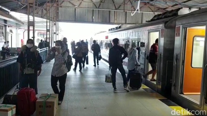 Suasana di Stasiun Madiun saat angkutan lebaran 2022.