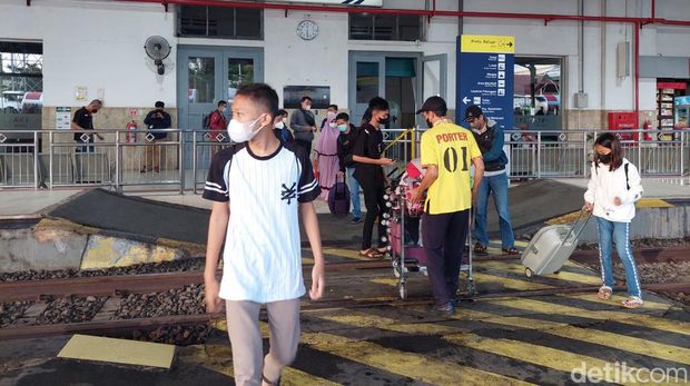 Suasana di Stasiun Madiun saat angkutan lebaran 2022.