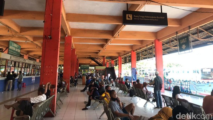 Suasana Terminal Kampung Rambutan saat arus balik, Minggu (8/5/2022). (Foto: Dwi Rahmawati/detikcom)
