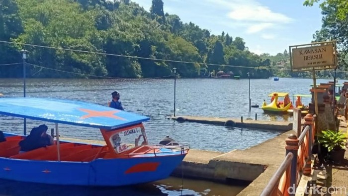 Suasana wisatawan di Situ Panjalu.