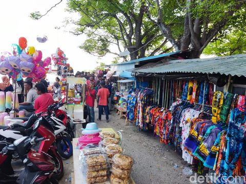 Tanjung Bira yang diserbu pengunjung selama libur Lebaran.