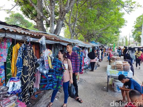 Tanjung Bira yang diserbu pengunjung selama libur Lebaran.