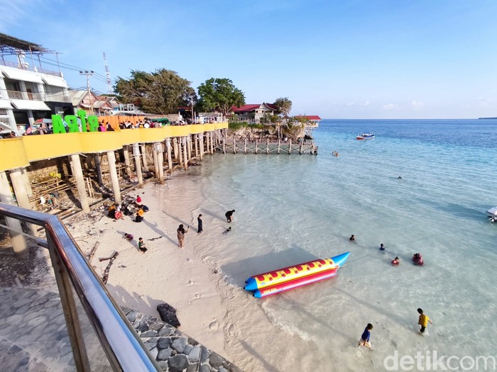 Tanjung Bira yang diserbu pengunjung selama libur Lebaran.