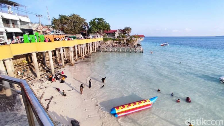 Tanjung Bira yang diserbu pengunjung selama libur Lebaran. Tanjung Bira yang diserbu pengunjung selama libur Lebaran.
