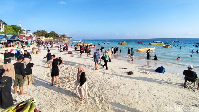 Tanjung Bira yang diserbu pengunjung selama libur Lebaran.