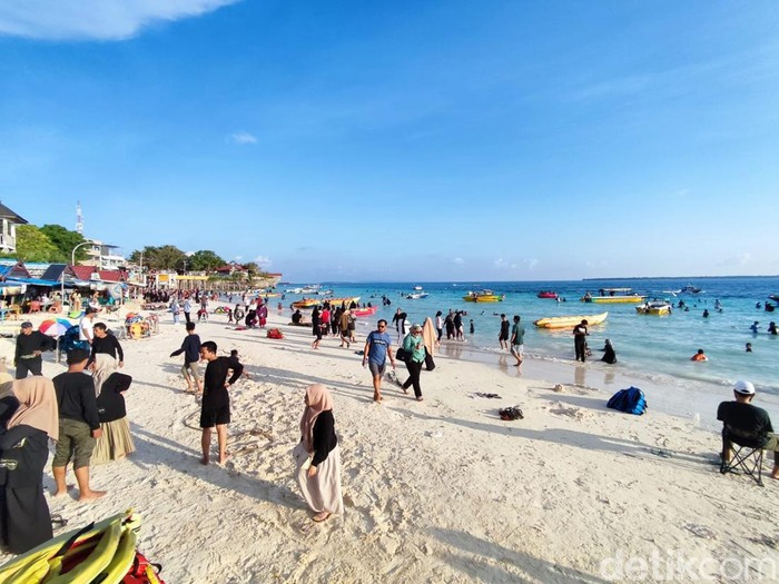 Tanjung Bira yang diserbu pengunjung selama libur Lebaran.