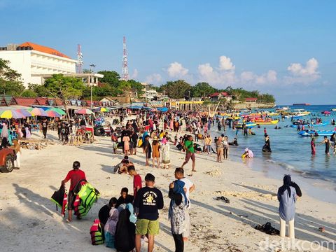 Tanjung Bira yang diserbu pengunjung selama libur Lebaran.