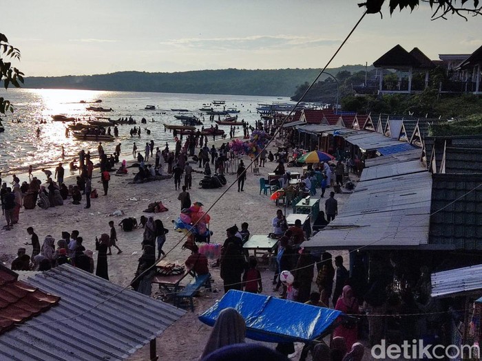Tanjung Bira yang diserbu pengunjung selama libur Lebaran.