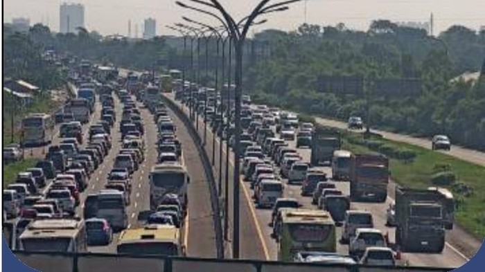Kepadatan di Tol Japek Km 54
