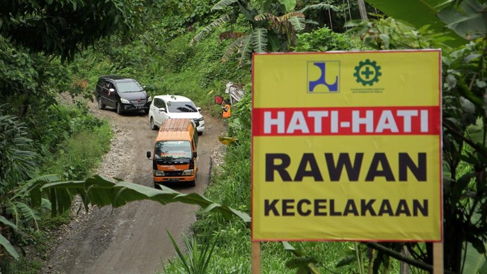 Kondisi jalan poros Enrekang-Pinrang di Sulawesi Selatan, tampak memprihatinkan. Kondisi jalan yang rusak parah dikeluhkan pengandara karena rawan kecelakaan.