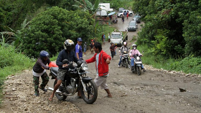 Kondisi jalan poros Enrekang-Pinrang di Sulawesi Selatan, tampak memprihatinkan. Kondisi jalan yang rusak parah dikeluhkan pengandara karena rawan kecelakaan.